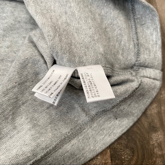 Comme des Garcons Play Kid’s Logo Tee In Grey - Picture 4 of 4